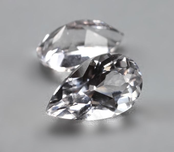 Пара данбуритов высокой чистоты 2,82 карата