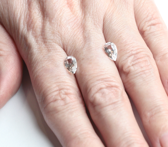 Пара данбуритов высокой чистоты 2,82 карата