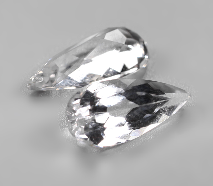 Крупная пара данбуритов высокой чистоты 4,87 карата