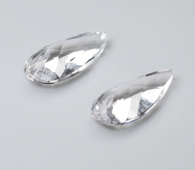 Крупная пара данбуритов высокой чистоты 4,87 карата