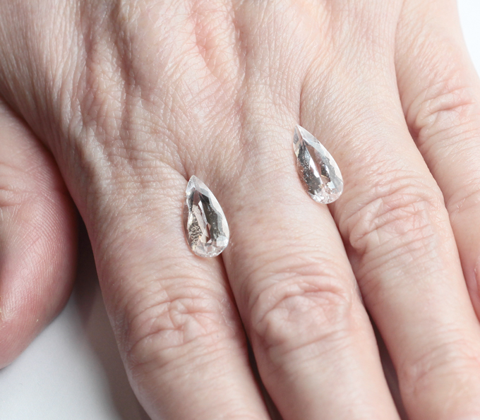 Крупная пара данбуритов высокой чистоты 4,87 карата