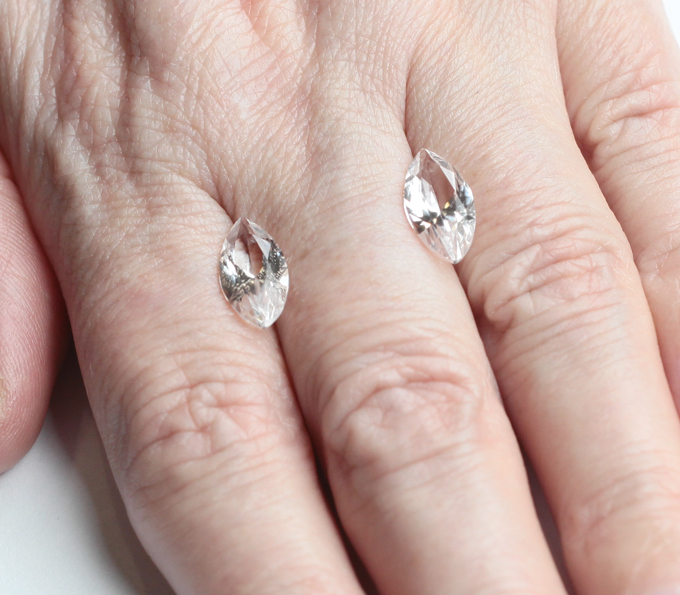 Крупная пара данбуритов высокой чистоты 4,23 карата