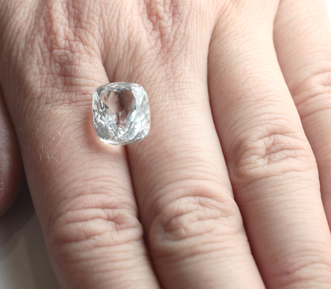 Чистейший крупный гошенит 9,94 карата