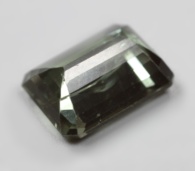 Крупный желтовато-зеленый турмалин 6,36 карата