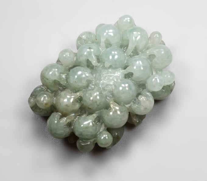 Крупный! Резной нефрит 100,9 карата