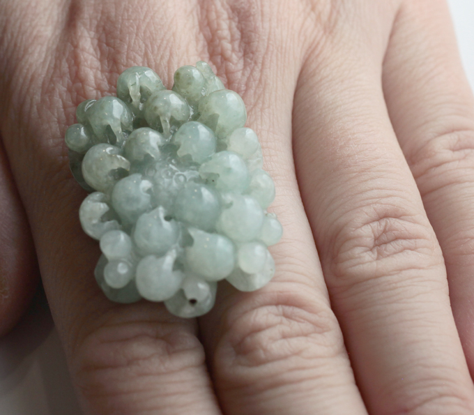 Крупный! Резной нефрит 100,9 карата