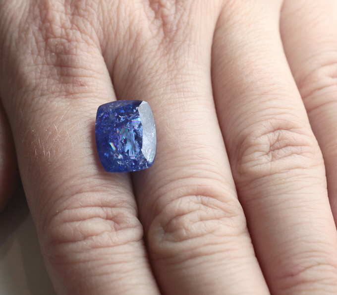 Крупный насыщенный танзанит 9,3 карата