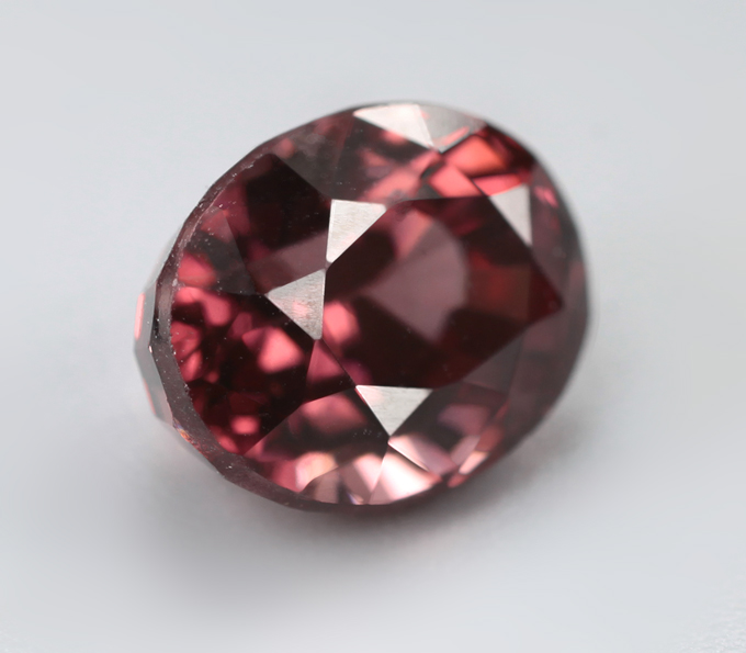 Оранжево-красный циркон высокой чистоты 3,65 карата