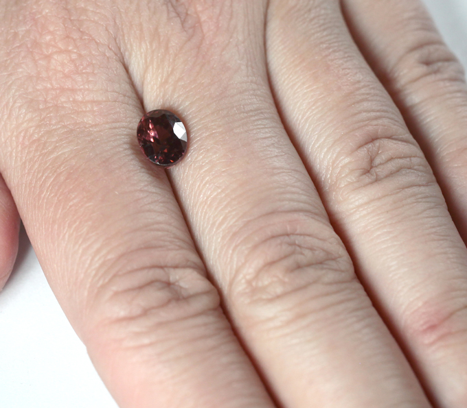 Оранжево-красный циркон высокой чистоты 3,65 карата