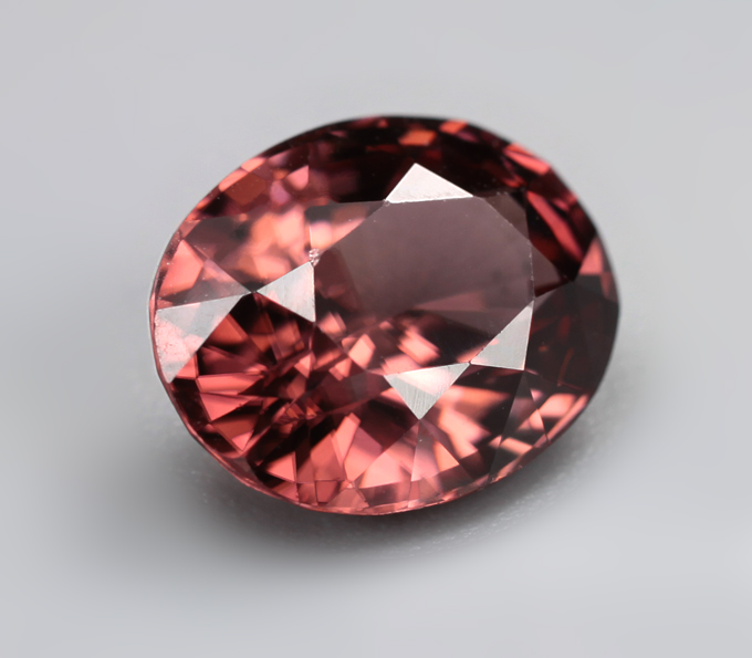 Чистейший красновато-оранжевый циркон 3,89 карата