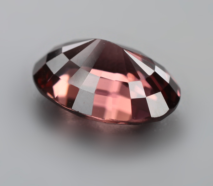 Чистейший красновато-оранжевый циркон 3,89 карата