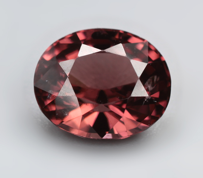 Оранжево-красный циркон высокой чистоты 3,04 карата