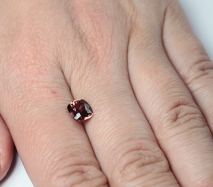 Оранжево-красный циркон высокой чистоты 2,4 карата