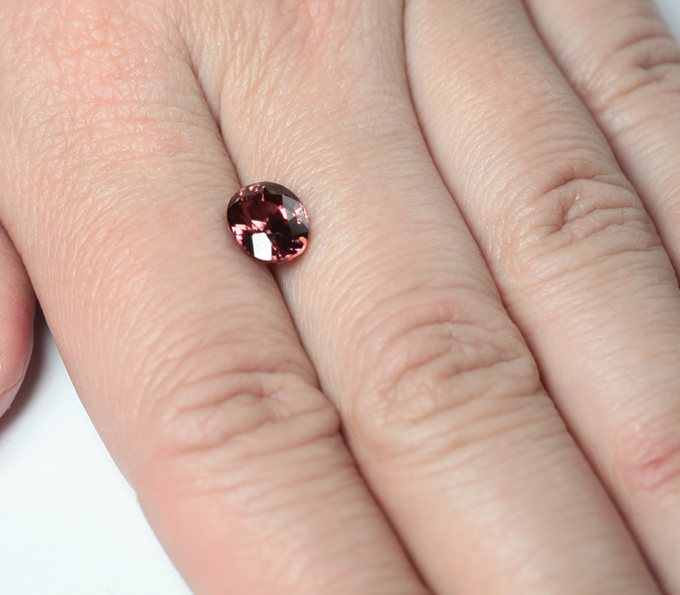 Оранжево-красный циркон высокой чистоты 3,57 карата