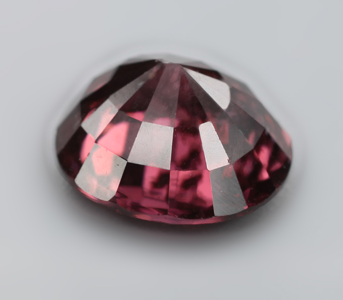 Оранжево-красный циркон высокой чистоты 3,55 карата