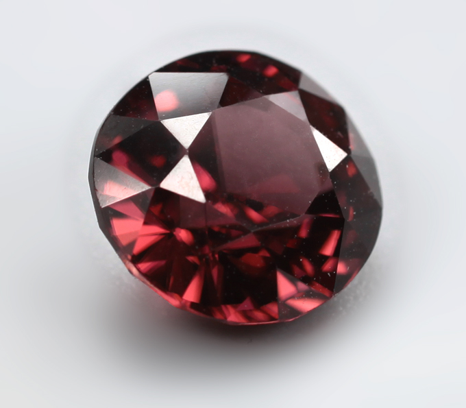 Оранжево-красный циркон 2,97 карата