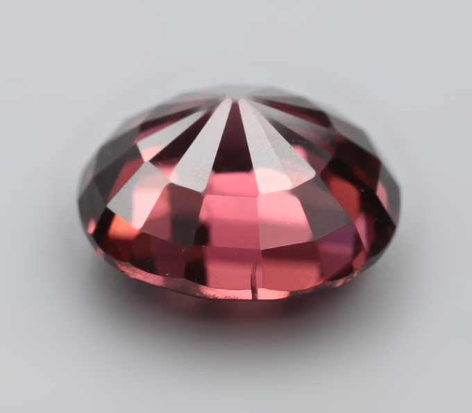 Оранжево-красный циркон 2,97 карата