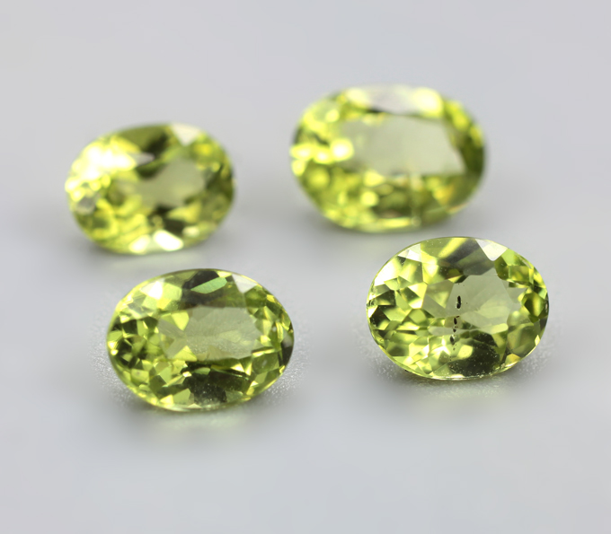 Набор из 4 перидотов 2,77 карата