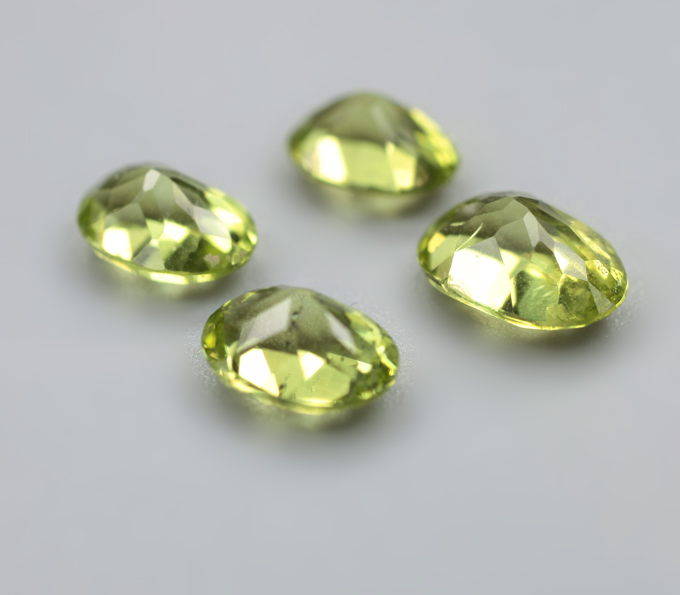Набор из 4 перидотов 2,77 карата