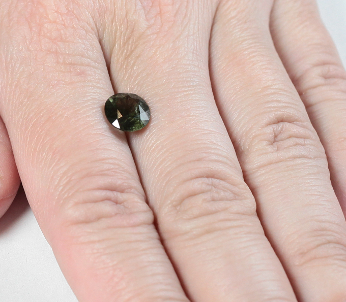 Перидот с включениями рутила 2,34 карата