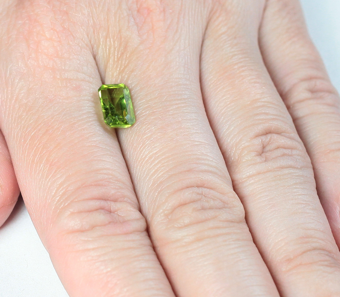 Перидот 2,65 карата