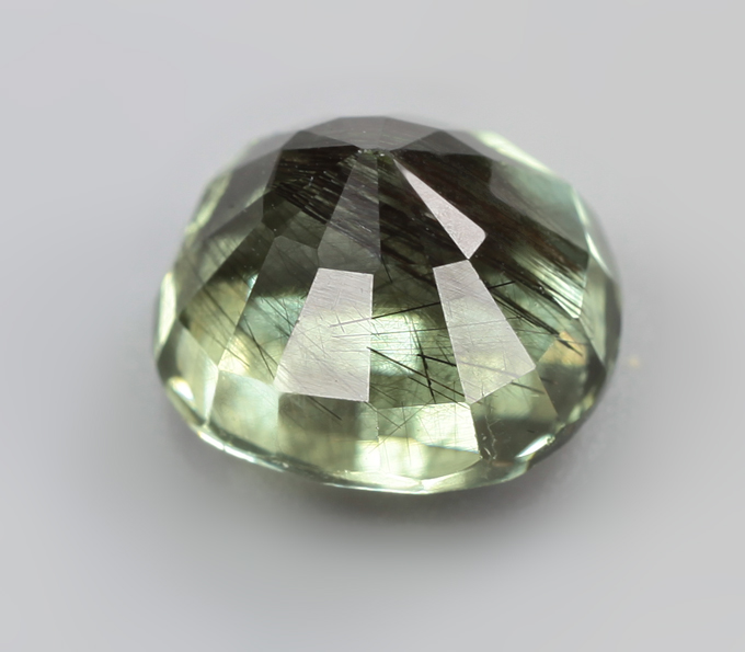 Перидот с включениями рутила 4,17 карата