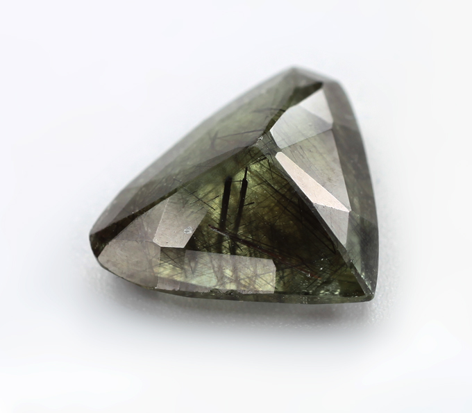 Перидот с включениями рутила 5,44 карата