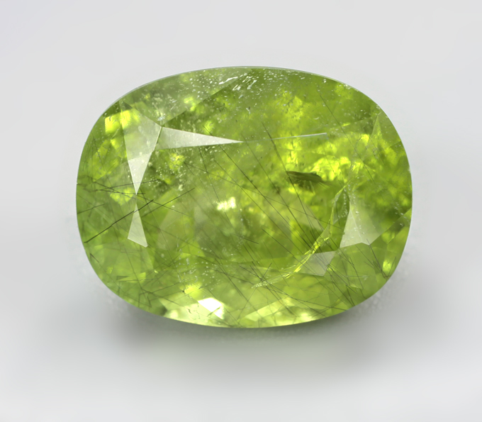 Крупный перидот с включением рутила 9,22 карата