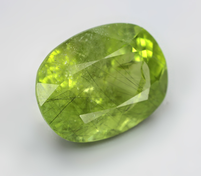 Крупный перидот с включением рутила 9,22 карата