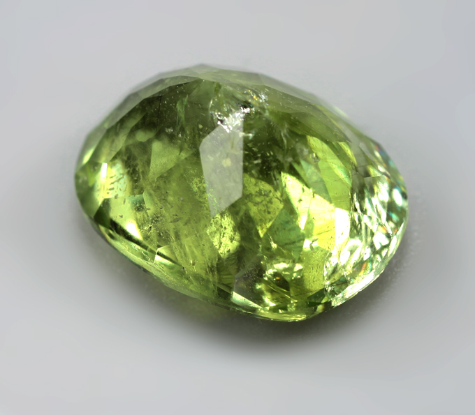 Крупный перидот с включением рутила 9,22 карата