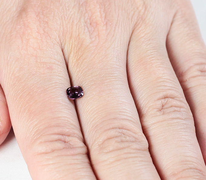 Красновато-пурпурная шпинель 0,58 карата