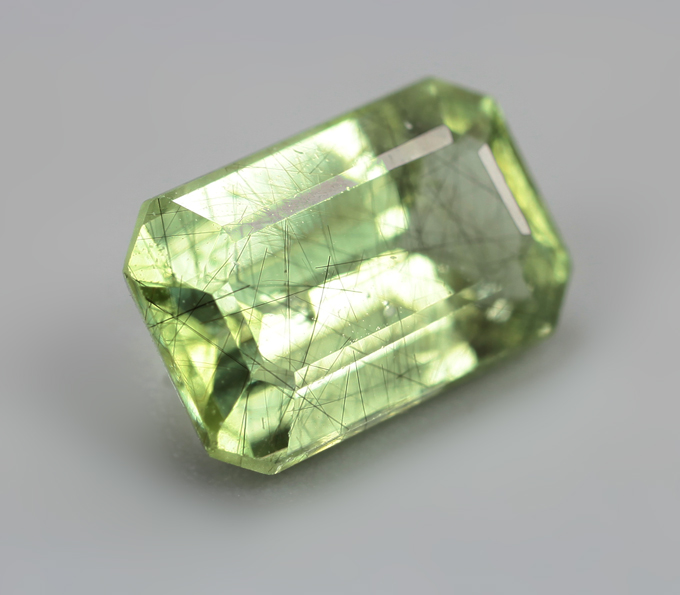 Перидот с включением рутила 1,89 карата