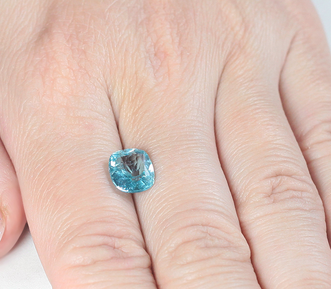 Неоново-голубой апатит 3,05 карата