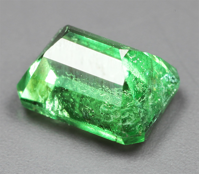 Неоново-зеленый цаворит 0,99 карата