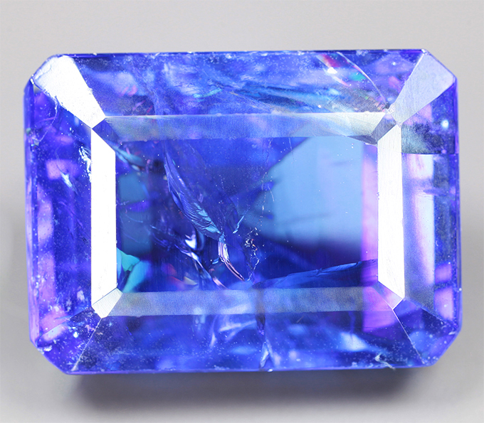 Крупный насыщенный танзанит 20,03 карата