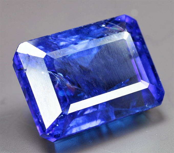 Крупный насыщенный танзанит 20,03 карата