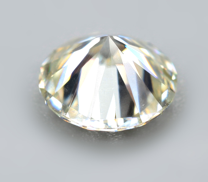 Бесцветный муассанит 0,89 карата