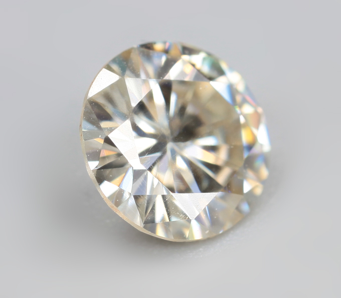 Пастельно-желтый муассанит 0,83 карата