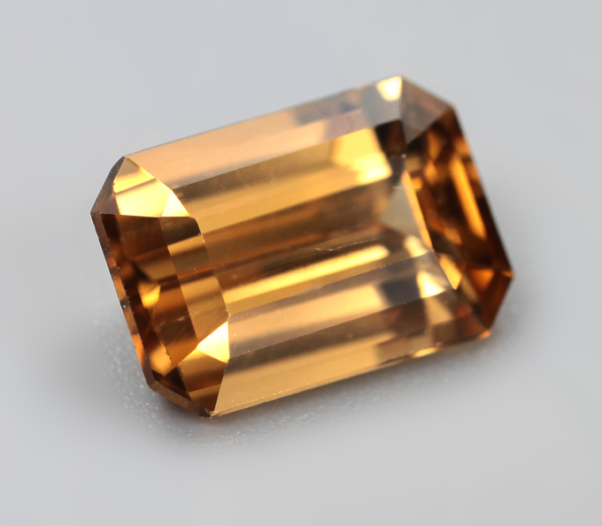 Чистейший оранжевато-желтый циркон 2,64 карата