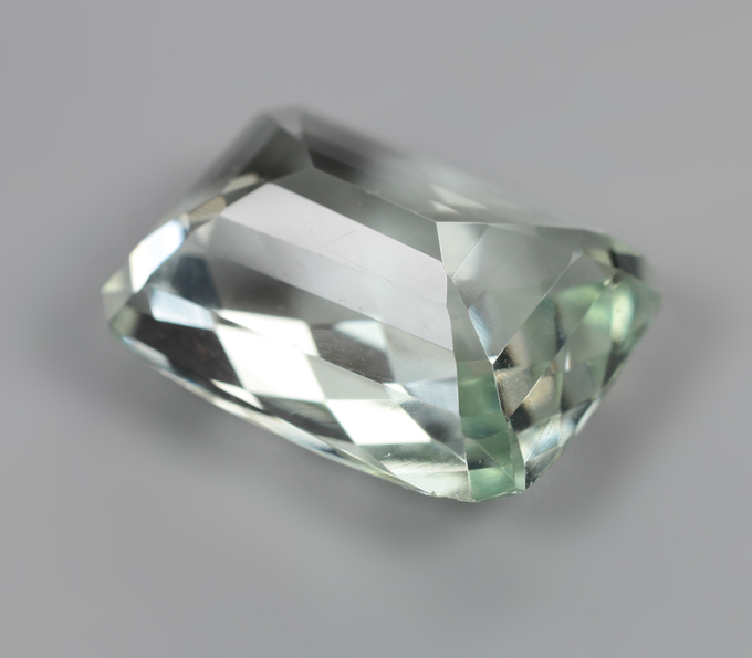 Чистейший зеленый аметист 14,6 карата