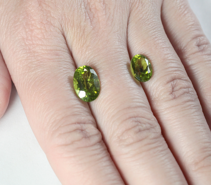 Пара насыщенных перидотов 7,56 карата