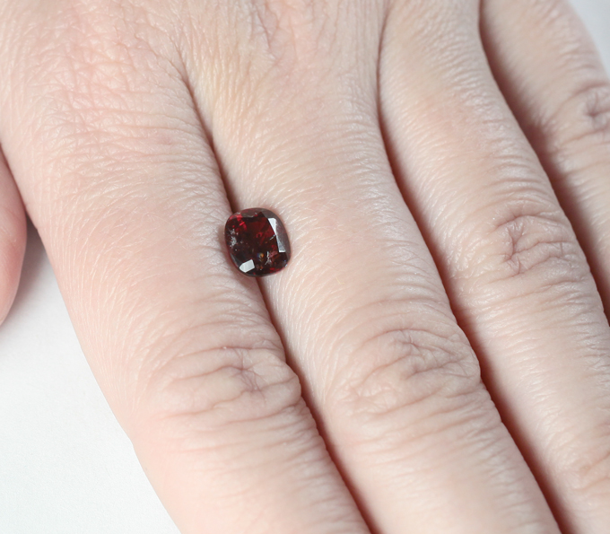 Красная шпинель 2,08 карата