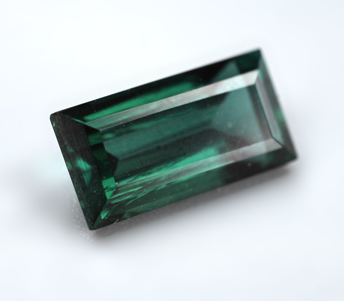 Насыщенный синевато-зеленый турмалин 2,07 карата