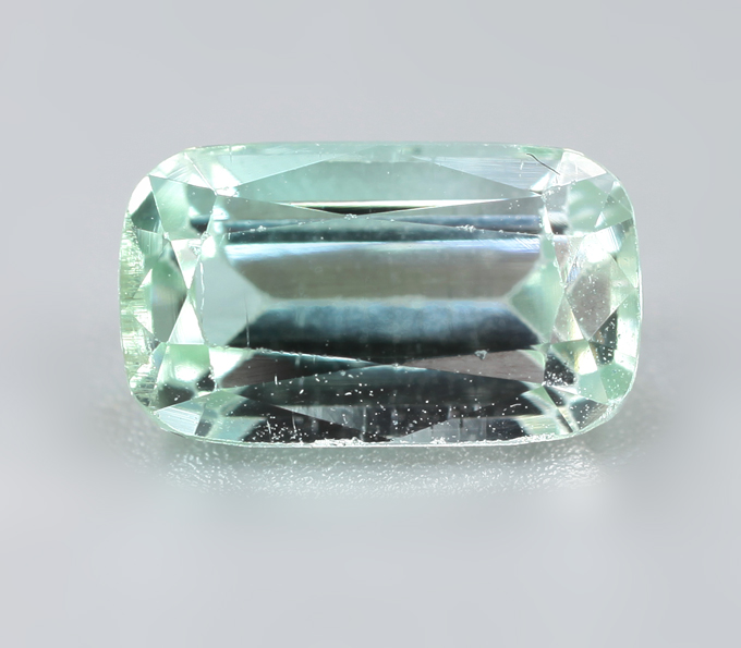 Зеленовато-голубой "неоновый" турмалин 1,8 карата