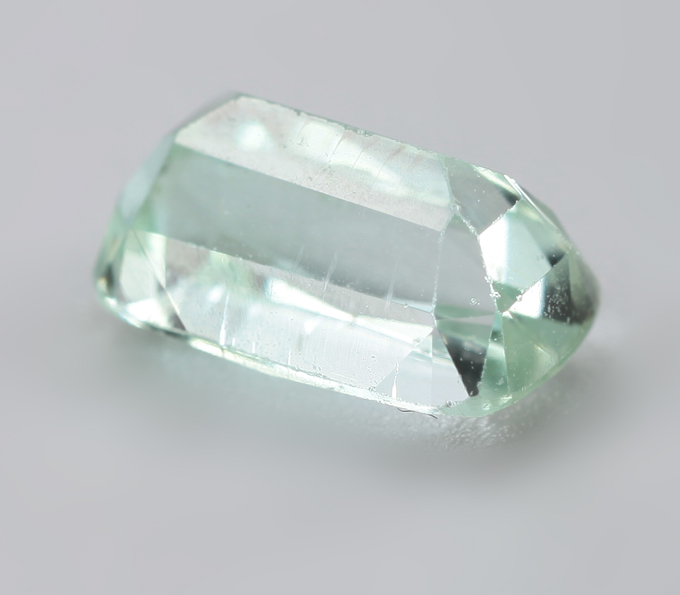 Зеленовато-голубой "неоновый" турмалин 1,8 карата