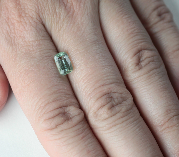 Зеленовато-голубой "неоновый" турмалин 1,8 карата