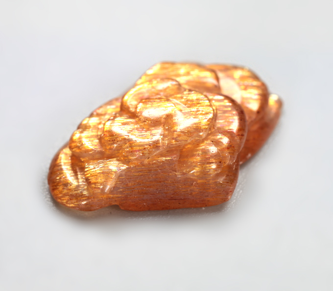 Резной солнечный камень 4,96 карата