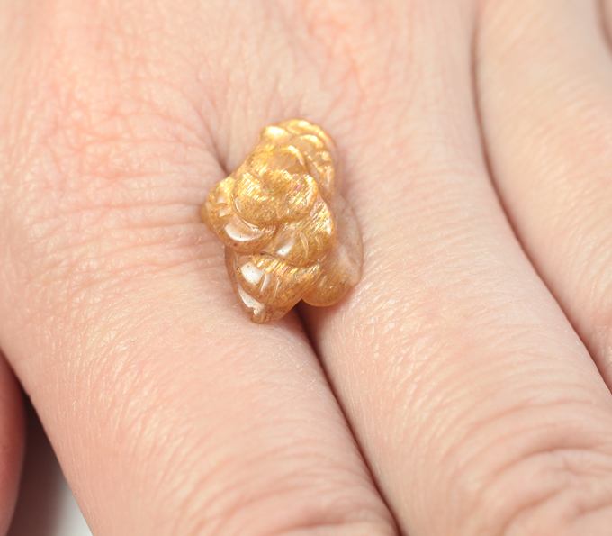 Резной солнечный камень 4,96 карата