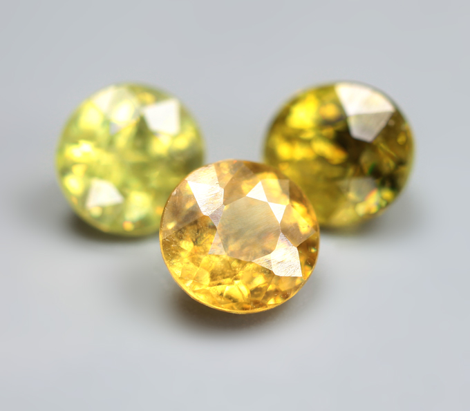 Набор из 3 сфенов 3,04 карата