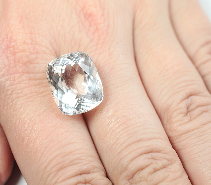 Крупный гошенит 15,21 карата